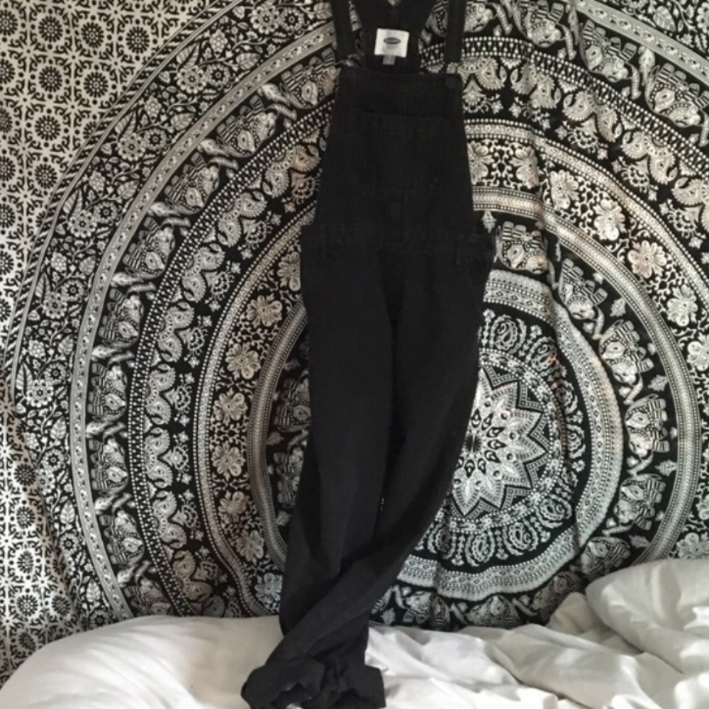Old navy black overalls ♠️